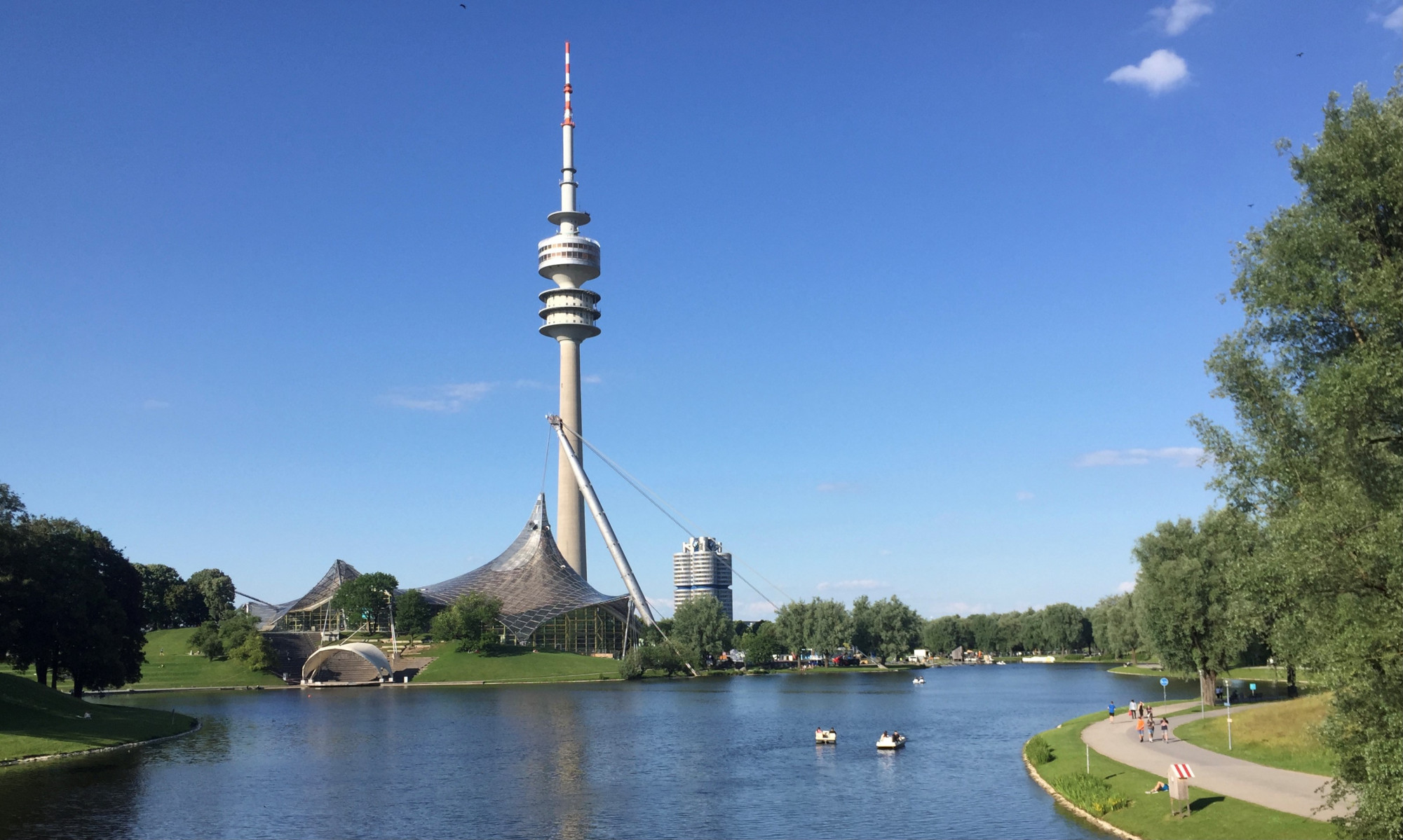 Olympiapark in München mit Olympiasee und Olympiaturm